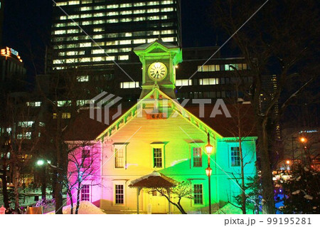 幻想的に光り輝く時計台 幻想的に光り輝く時計台 99195281