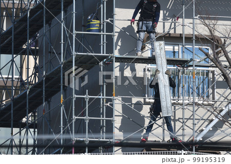 集合住宅のリフォーム 外壁塗装の仮設足場解体作業風景 集合住宅のリフォーム 外壁塗装の仮設足場解体作業風景 99195319