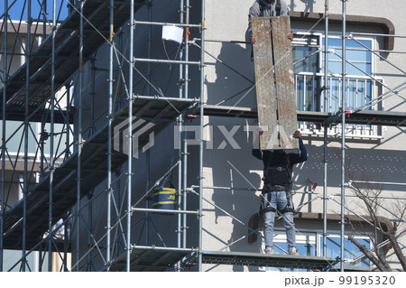 集合住宅のリフォーム 外壁塗装の仮設足場解体作業風景 集合住宅のリフォーム 外壁塗装の仮設足場解体作業風景 99195320
