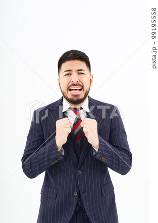 悲しい表情をするスーツ姿の男性 悲しい表情をするスーツ姿の男性 99195558