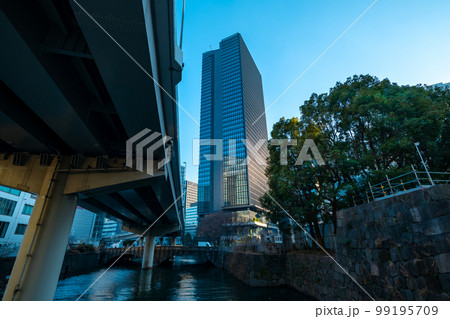 変貌する東京駅周辺 外堀と首都高と常盤橋門跡の石垣 2023.01 ライトトーン 変貌する東京駅周辺 外堀と首都高と常盤橋門跡の石垣 2023.01 ライトトーン 99195709