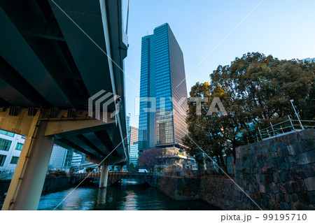 変貌する東京駅周辺 外堀と首都高と常盤橋門跡の石垣 2023.01 クールカラー 変貌する東京駅周辺 外堀と首都高と常盤橋門跡の石垣 2023.01 クールカラー 99195710