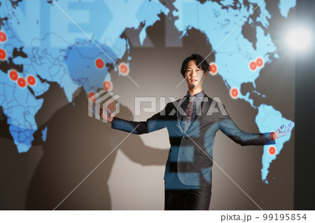 スライドを背景にしてスピーチをする若いビジネスパーソン 99195854