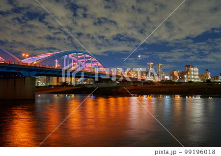 東京都大田区と川崎市中原区に架かる丸子橋付近の川崎側の月夜景(多摩川,中原区,三日月など) 東京都大田区と川崎市中原区に架かる丸子橋付近の川崎側の月夜景(多摩川,中原区,三日月など) 99196018