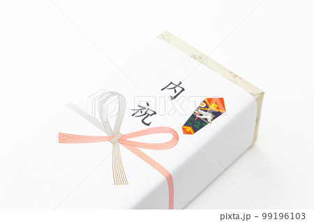 内祝いの贈り物　白バック 99196103