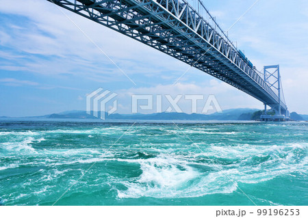 徳島県　鳴門海峡大橋と鳴門の渦潮 99196253