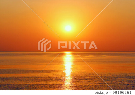 愛媛県　夕暮れの太陽と瀬戸内海 99196261