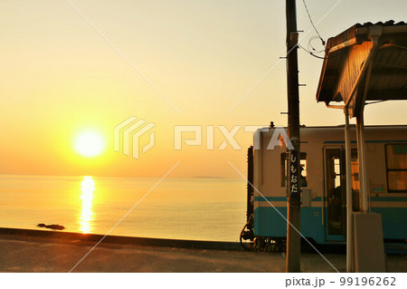 愛媛県　夕暮れの下灘駅と電車 99196262