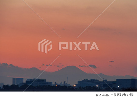夕焼け空 東京から見た富士山と飛行機 夕焼け空 東京から見た富士山と飛行機 99196549