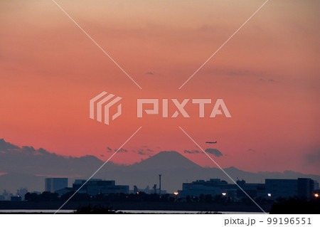夕焼け空 東京から見た富士山と飛行機 夕焼け空 東京から見た富士山と飛行機 99196551