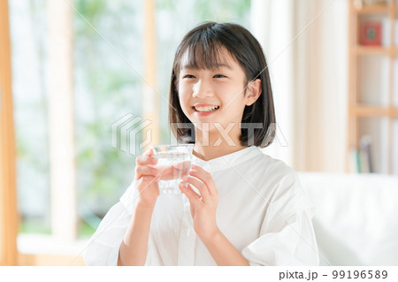 水を飲む女の子 99196589