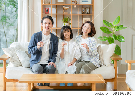 美味しい水を飲む家族 99196590