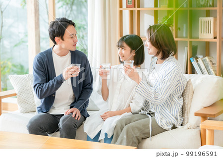 美味しい水を飲む家族 99196591