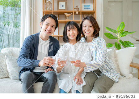 美味しい水を飲む家族 99196603