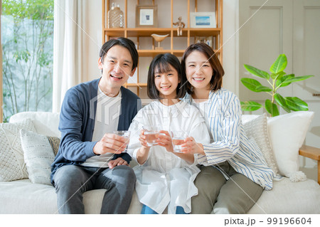 美味しい水を飲む家族 99196604