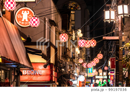 《東京都》ノスタルジックな飲み屋街・中野駅前 99197036