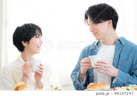 メインビジュアルにも！朝食を仲良く食べる新婚さんのイメージ　見つめ合う　アップ	 99197247