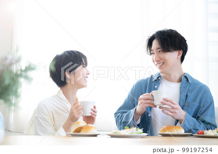 メインビジュアルにも!朝食を仲良く食べる新婚さんのイメージ 見つめ合う アップ メインビジュアルにも!朝食を仲良く食べる新婚さんのイメージ 見つめ合う アップ 99197254