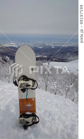 スノーボードと雪景色 スノーボードと雪景色 99197599