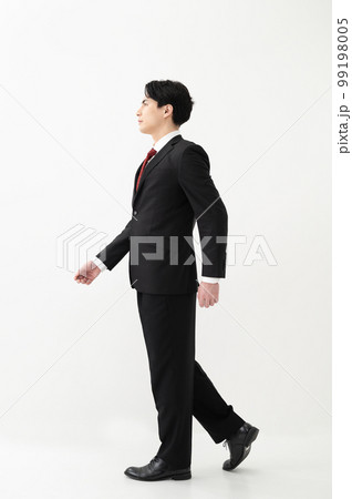 ビジネスマンポートレート 歩く 横顔 ビジネスマンポートレート 歩く 横顔 99198005