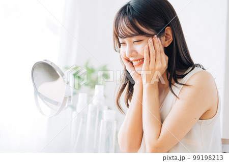 スキンケアをする笑顔の女性 99198213