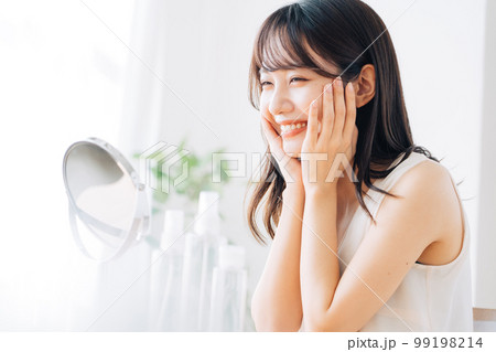 スキンケアをすする笑顔の女性 99198214