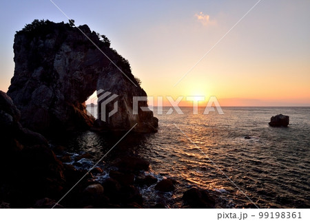 白崎海洋公園からの夕日 白崎海洋公園からの夕日 99198361