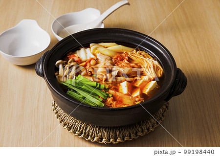黒い土鍋に入った具沢山なキムチ鍋 黒い土鍋に入った具沢山なキムチ鍋 99198440