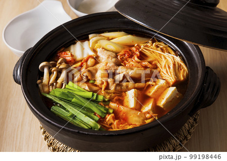 黒い土鍋に入った具沢山なキムチ鍋 黒い土鍋に入った具沢山なキムチ鍋 99198446