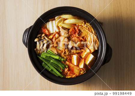 黒い土鍋に入った具沢山なキムチ鍋 黒い土鍋に入った具沢山なキムチ鍋 99198449