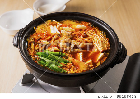 黒い土鍋に入った具沢山なキムチ鍋 黒い土鍋に入った具沢山なキムチ鍋 99198458
