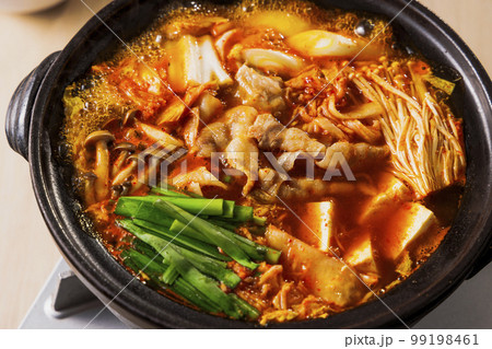 黒い土鍋に入った具沢山なキムチ鍋 黒い土鍋に入った具沢山なキムチ鍋 99198461