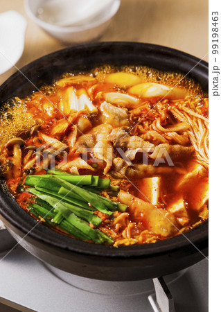 黒い土鍋に入った具沢山なキムチ鍋 99198463