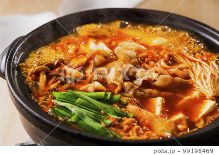 黒い土鍋に入った具沢山なキムチ鍋 黒い土鍋に入った具沢山なキムチ鍋 99198469