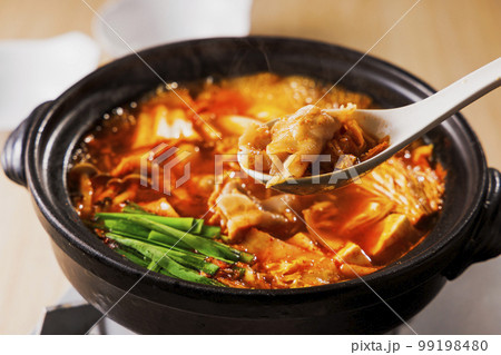 黒い土鍋に入った具沢山なキムチ鍋 99198480
