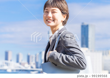 社会人になりたての希望に満ちた若い女性 99199568