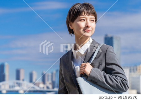 社会人になりたての少し心配な若い女性 社会人になりたての少し心配な若い女性 99199570