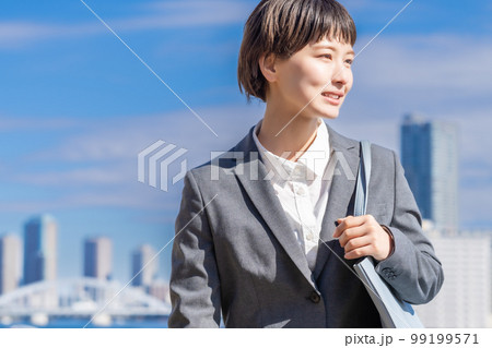 社会人になりたての希望に満ちた若い女性 社会人になりたての希望に満ちた若い女性 99199571