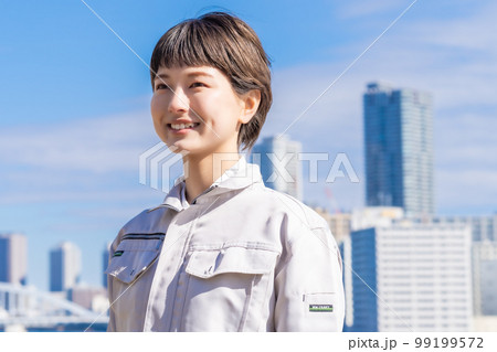 希望に満ちた作業着姿の若いエンジニア 希望に満ちた作業着姿の若いエンジニア 99199572