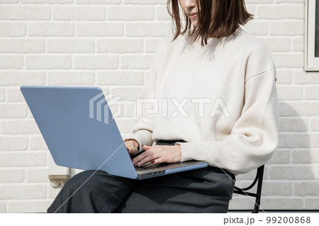 外でパソコン操作する女性　Business 99200868
