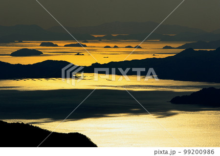 光る海に浮かぶ島々 光る海に浮かぶ島々 99200986