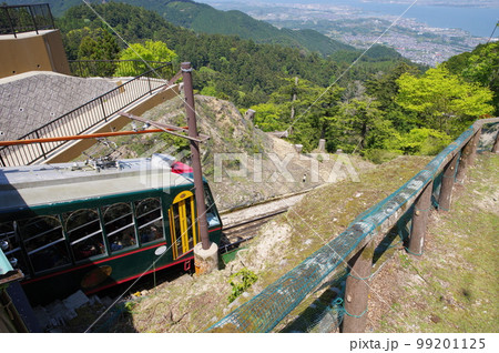 比叡山坂本ケーブル 　延暦寺駅から出発するケーブルカー 99201125