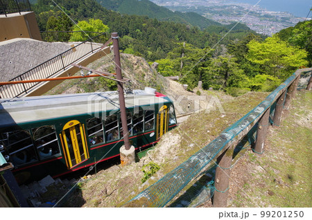 比叡山坂本ケーブル 延暦寺駅から出発するケーブルカー 比叡山坂本ケーブル 延暦寺駅から出発するケーブルカー 99201250