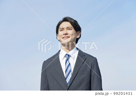 若いビジネスマンのポートレート 青空背景 若いビジネスマンのポートレート 青空背景 99201431