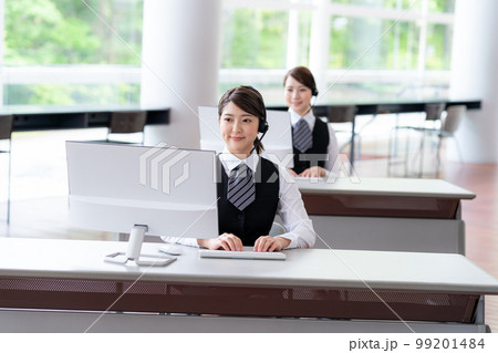コールセンターで働く若い女性 99201484