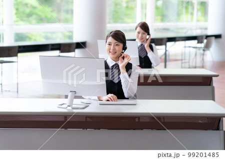 コールセンターで働く若い女性 コールセンターで働く若い女性 99201485