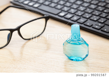 パソコンデスクに置かれた目薬 パソコンデスクに置かれた目薬 99201587