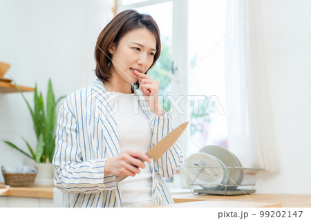 指を切る女性　キッチン　包丁 99202147