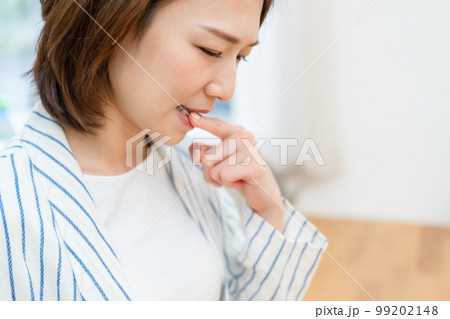 指を切る女性 キッチン 包丁の写真素材 [99202148] - PIXTA