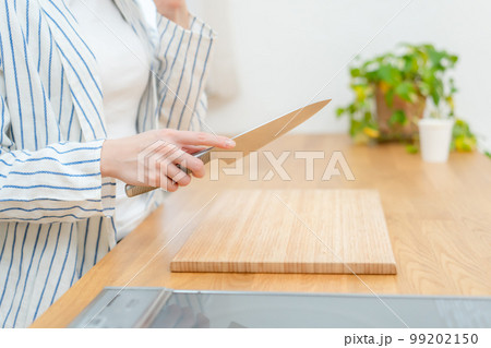 指を切る女性 キッチン 包丁 指を切る女性 キッチン 包丁 99202150